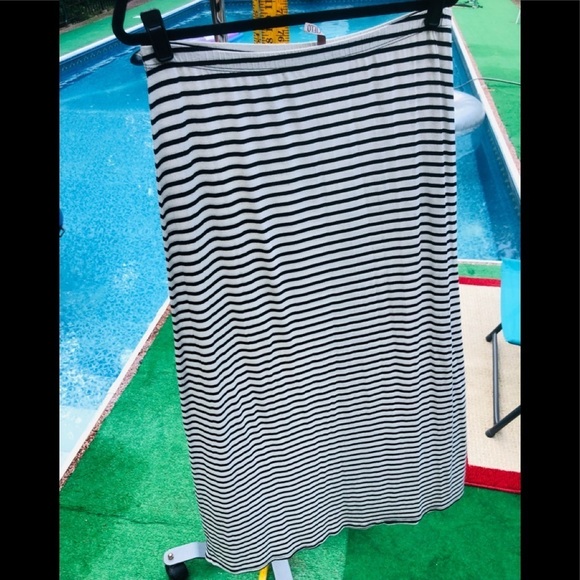 Cielo size Medium black & white stripe pull on maxi skirt with stretch - Picture 2 of 8